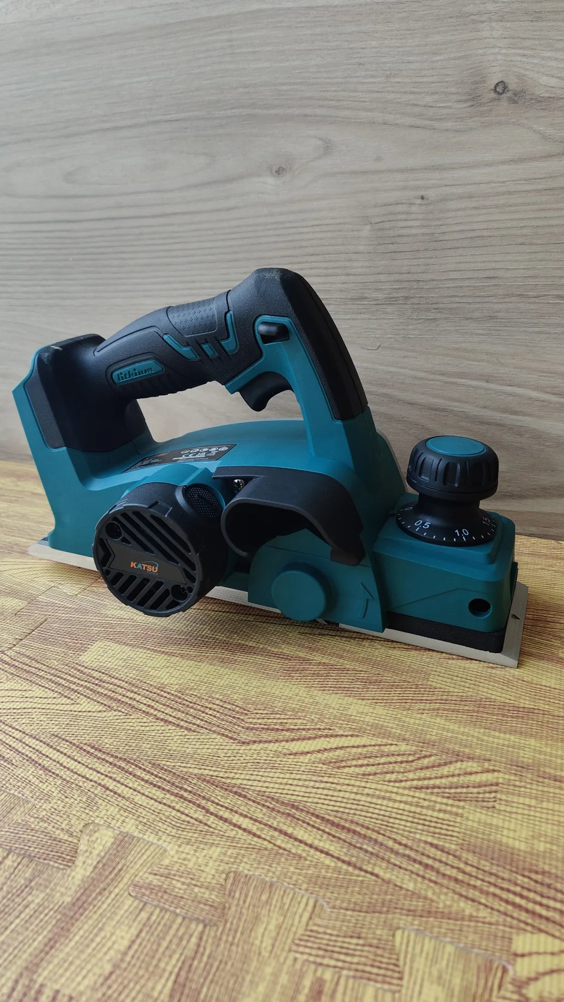 Cepillo Eléctrico para Madera con Profundidad 2mm y Ancho 82mm