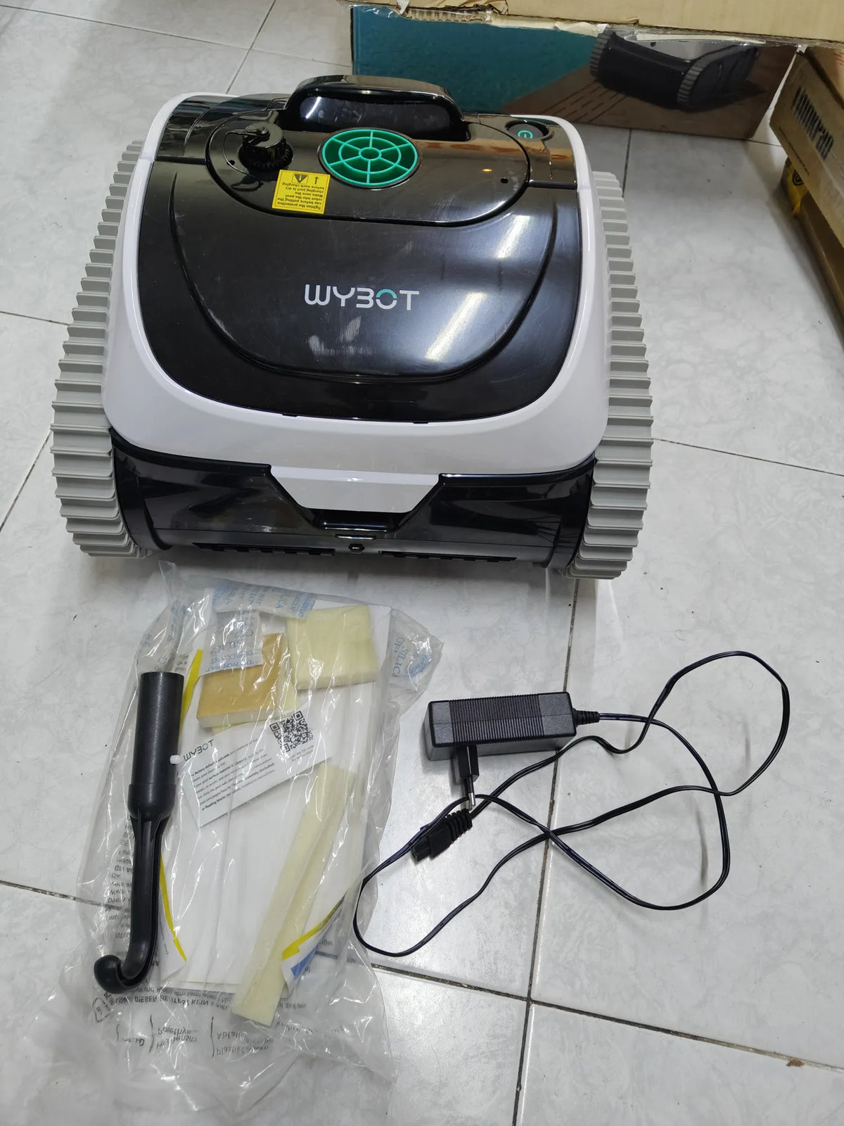 Robot limpiafondos de piscina WYBOT C1