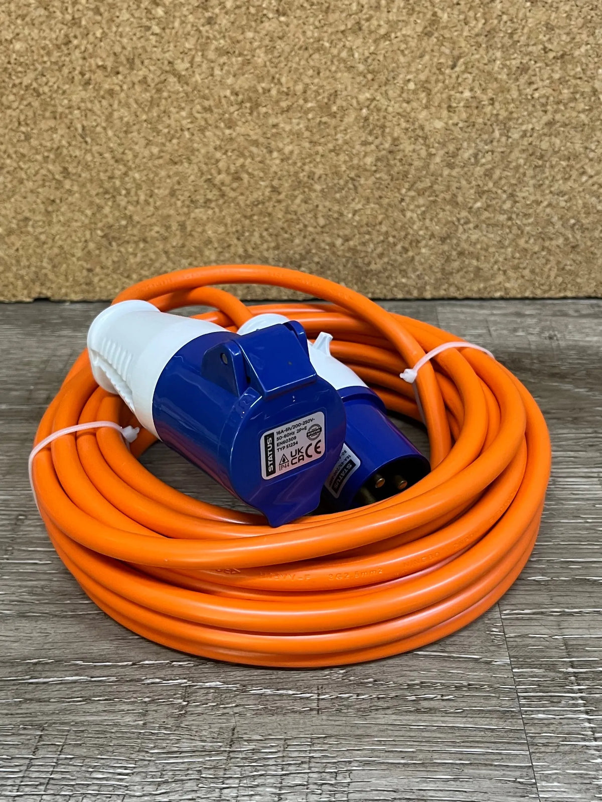 Enchufe Industrial CEE Azul 16A 2P+E 200-250V STATUS