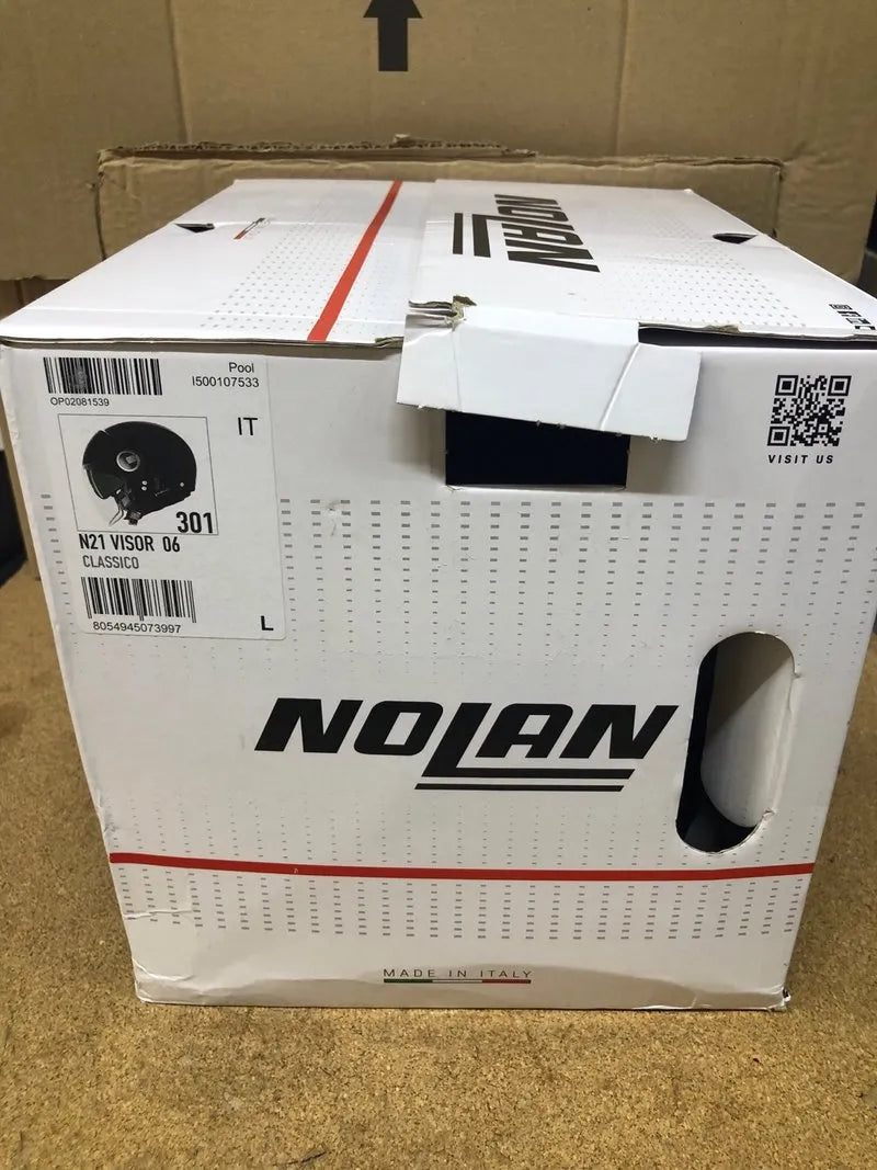 Casco de moto negro con visera Nolan