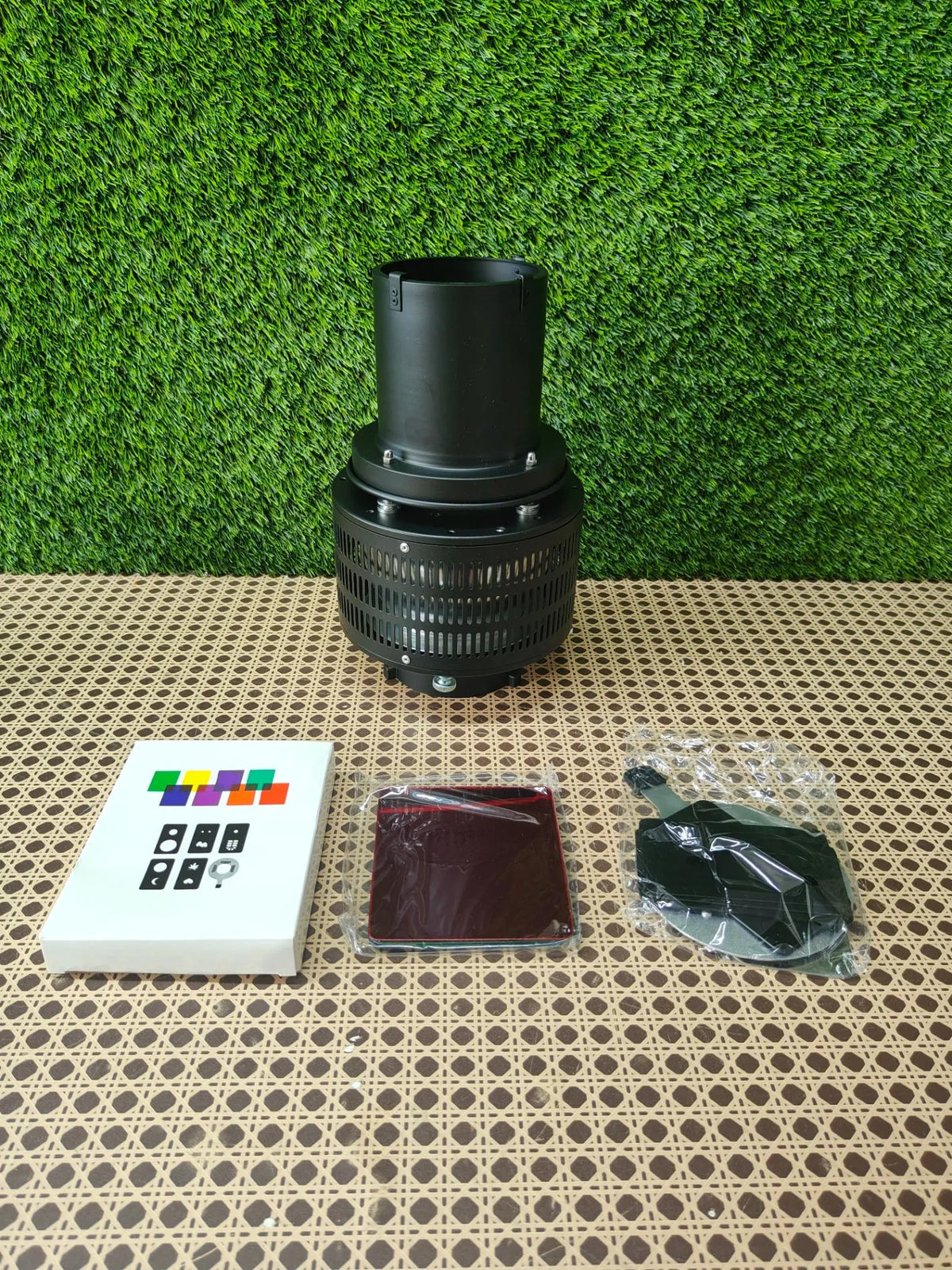 Bowens - Foco cónico óptico Snoot, accesorio de iluminación de estudio de fotografía con 20 gobos (25 patrones) y 8 filtros de color compatibles con Aputure Amaran, Godox LED Video Speedlite Light