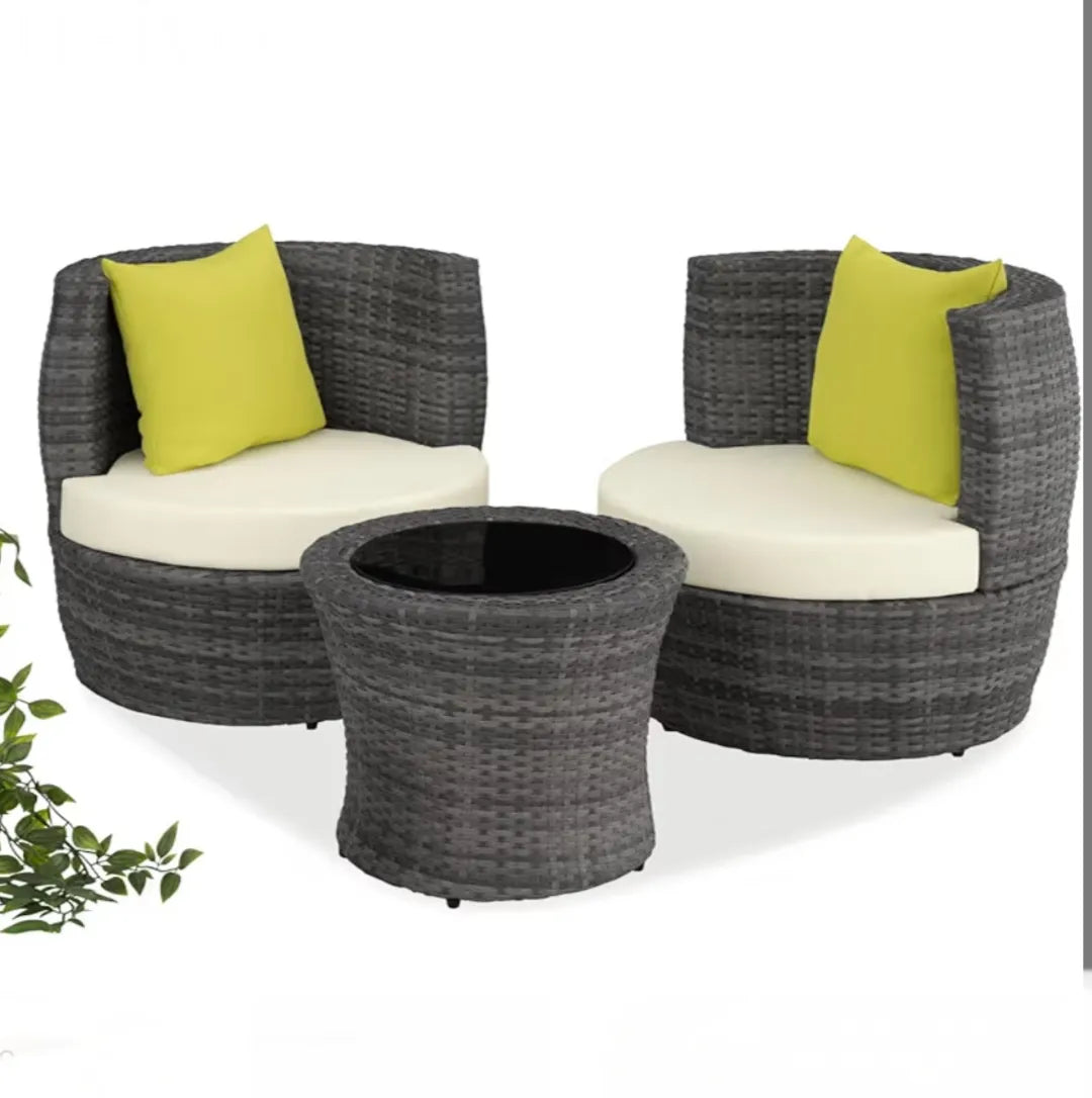 Un sillón con mesa para exterior