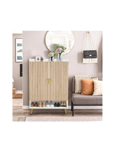 Zapatero con puertas de madera blanca