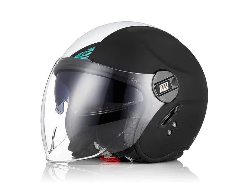 Casco de moto negro con visera