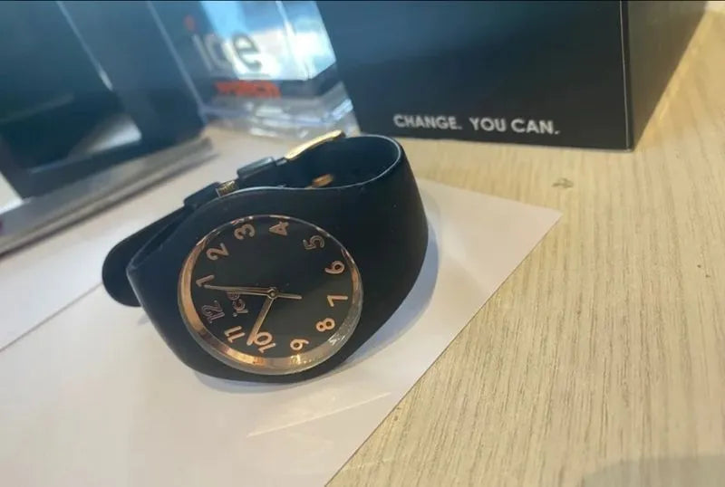 Reloj Negro para Mujer con Correa de Silicona