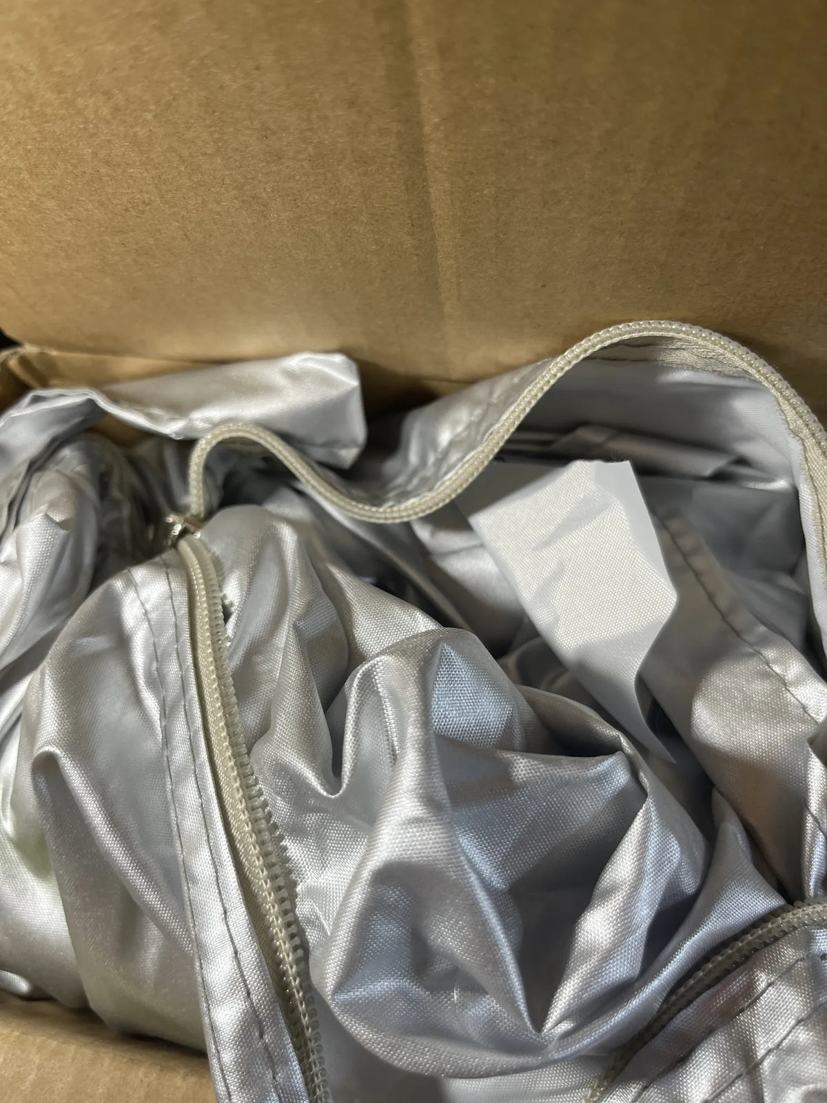 Funda resistente para Coche Amazon Basics