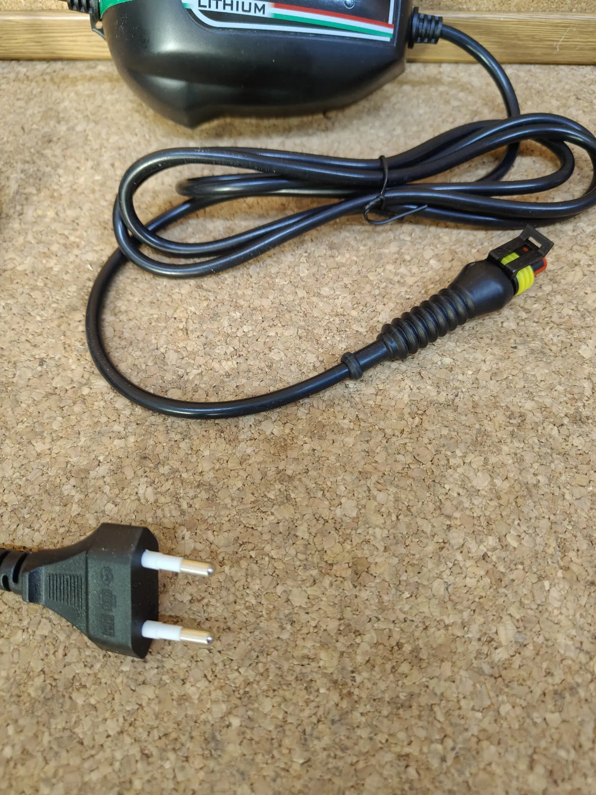 Cargador mantenedor Inteligente para baterías de Arranque de Litio de 12V
