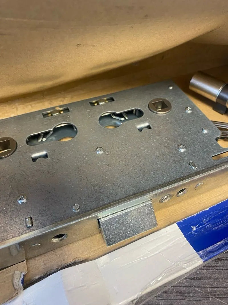 Cerradura de Embutir con Cilindro de Seguridad