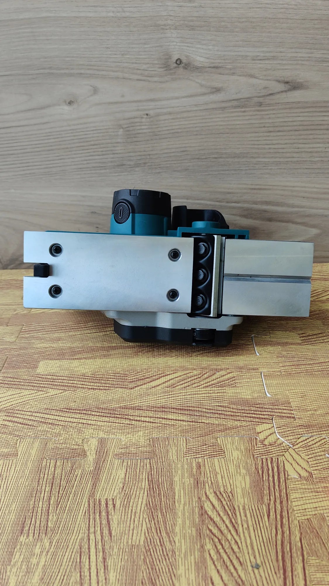 Cepillo Eléctrico para Madera con Profundidad 2mm y Ancho 82mm