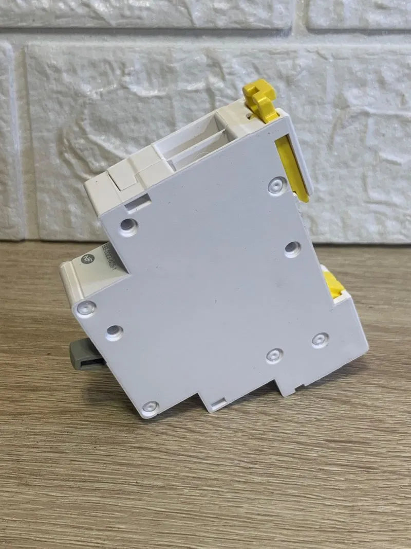 Schneider Electric R9PSC2 Resi9 Conmutador