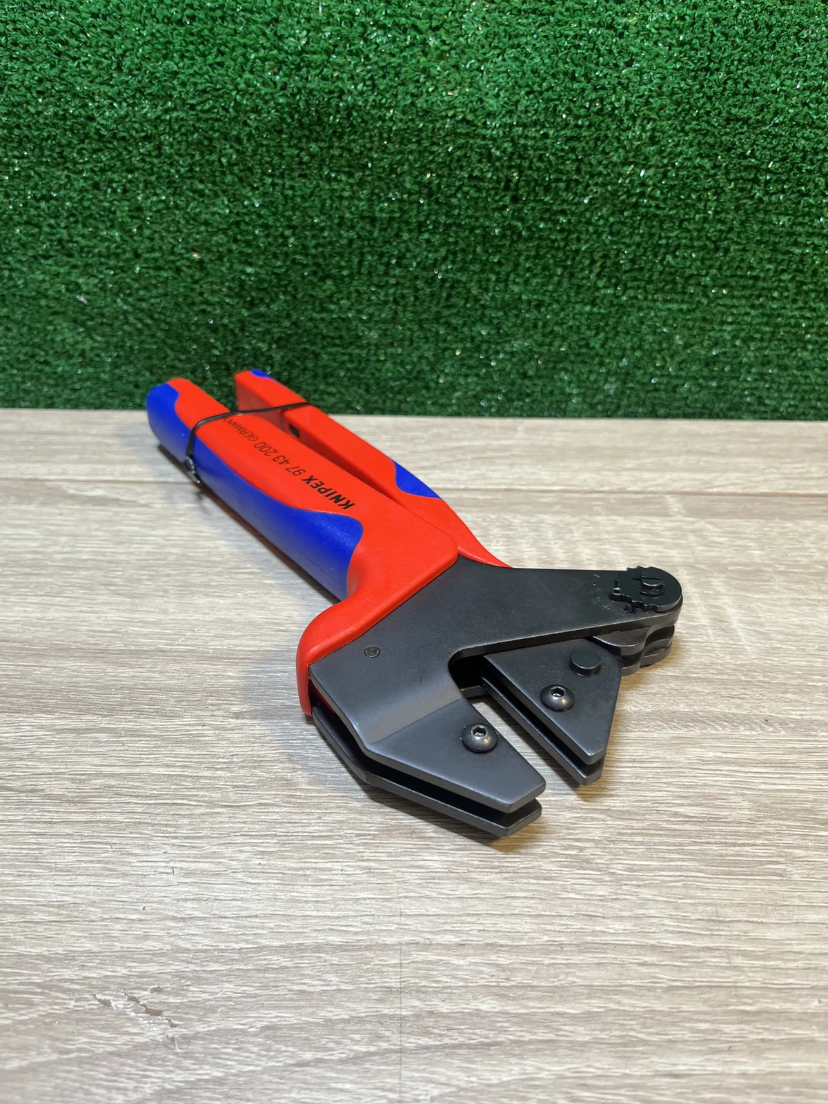 Sistema Master de alicates de engarzado con perfiles intercambiables Knipex