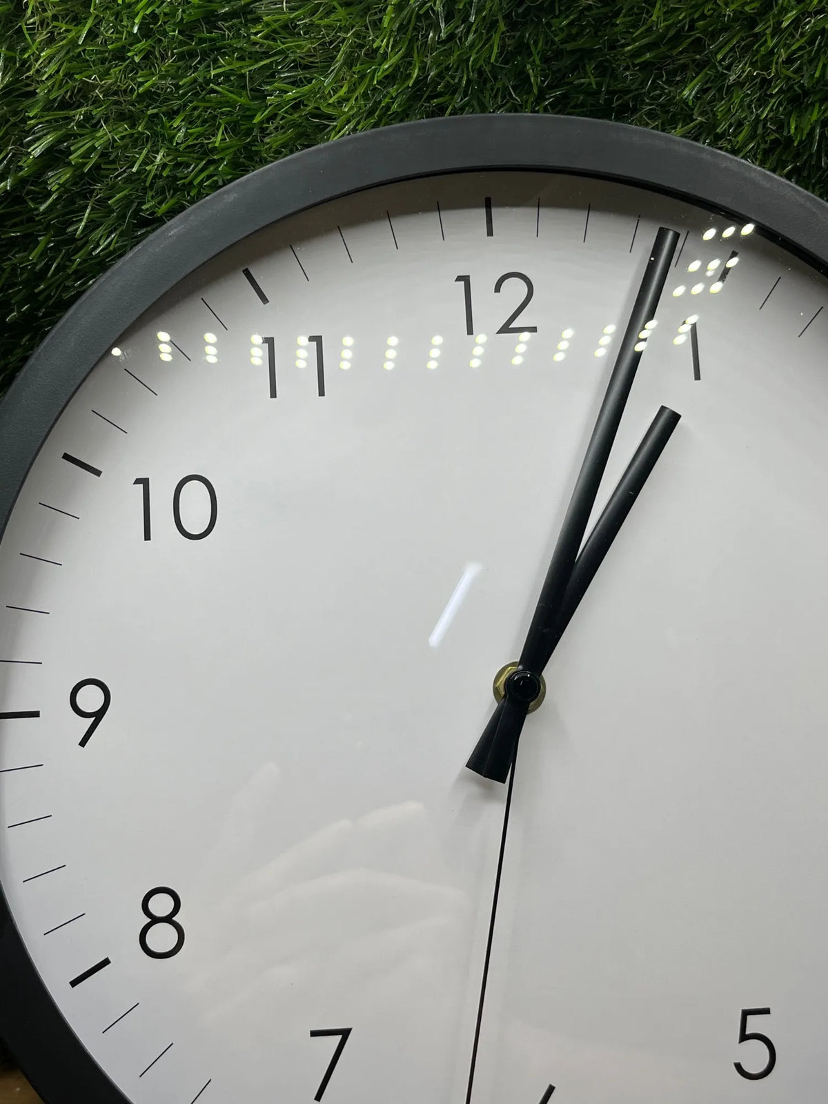 Reloj clásico Redondo Amazon Basics