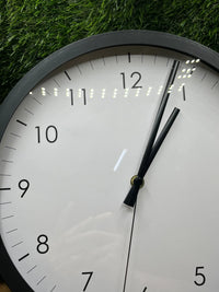 Reloj clásico Redondo Amazon Basics