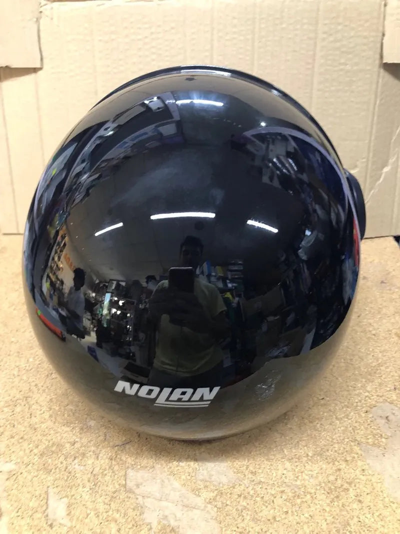 Casco de moto negro con visera Nolan