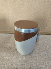 Taza de café con agitación magnética automática
