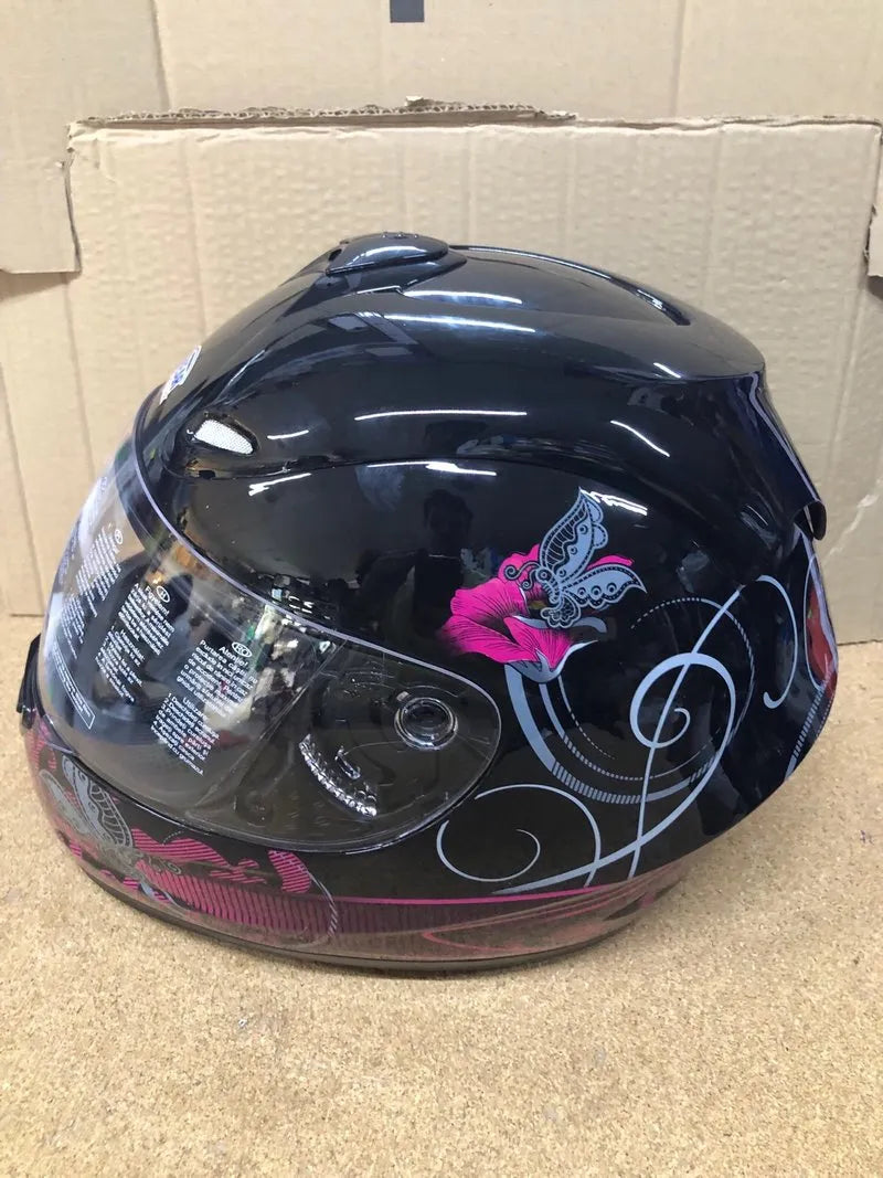 Casco de moto negro con diseño floral