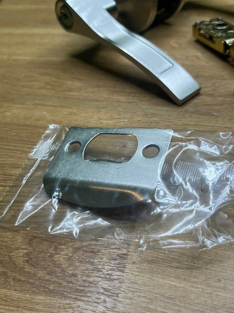 Juego de manillas con picaporte para puerta de madera mod. 710 Amig