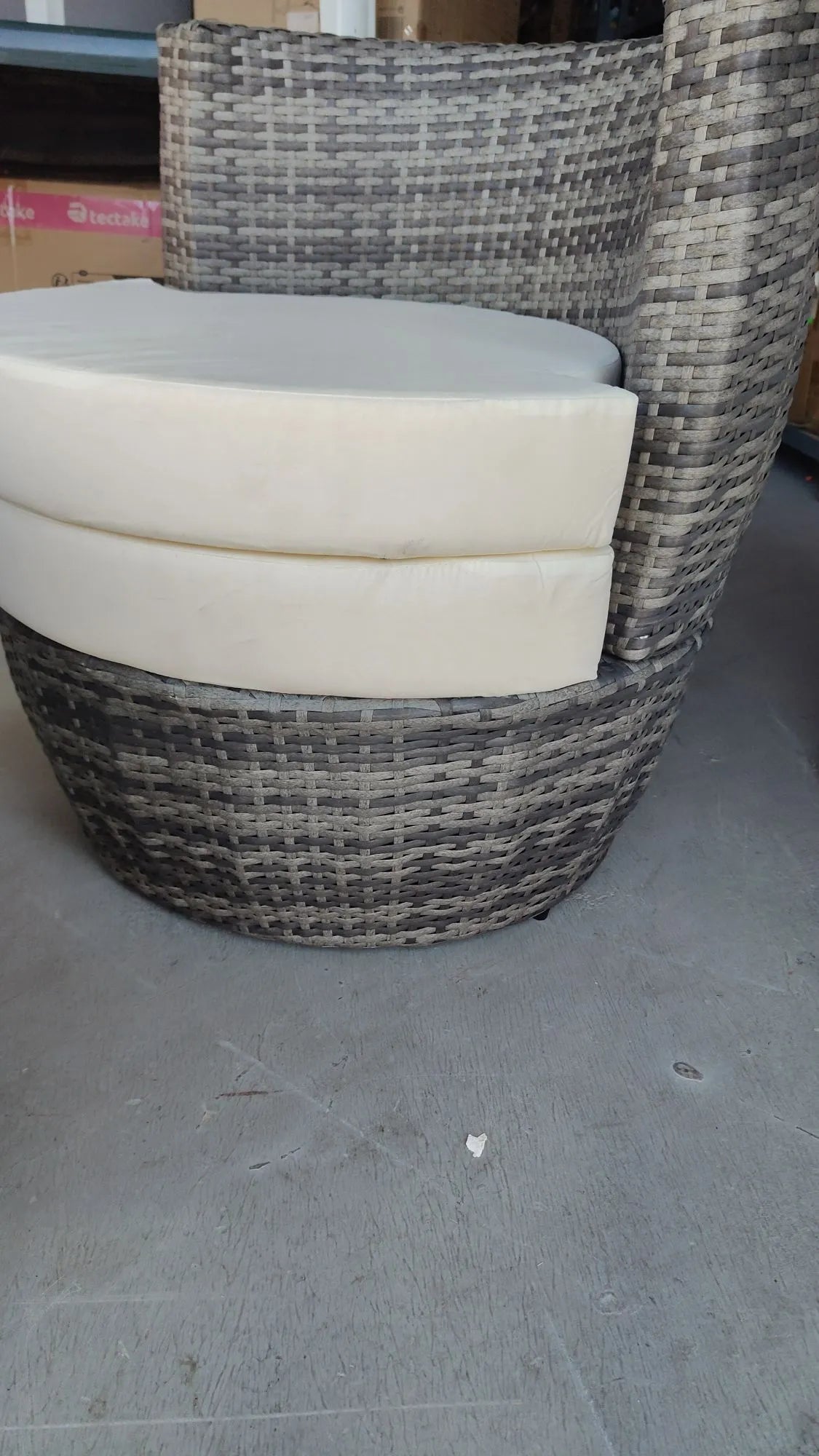 Un sillón con mesa para exterior