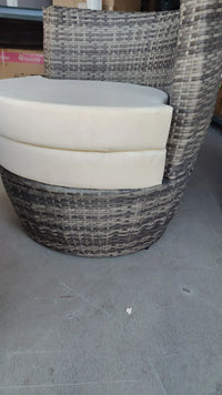 Un sillón con mesa para exterior