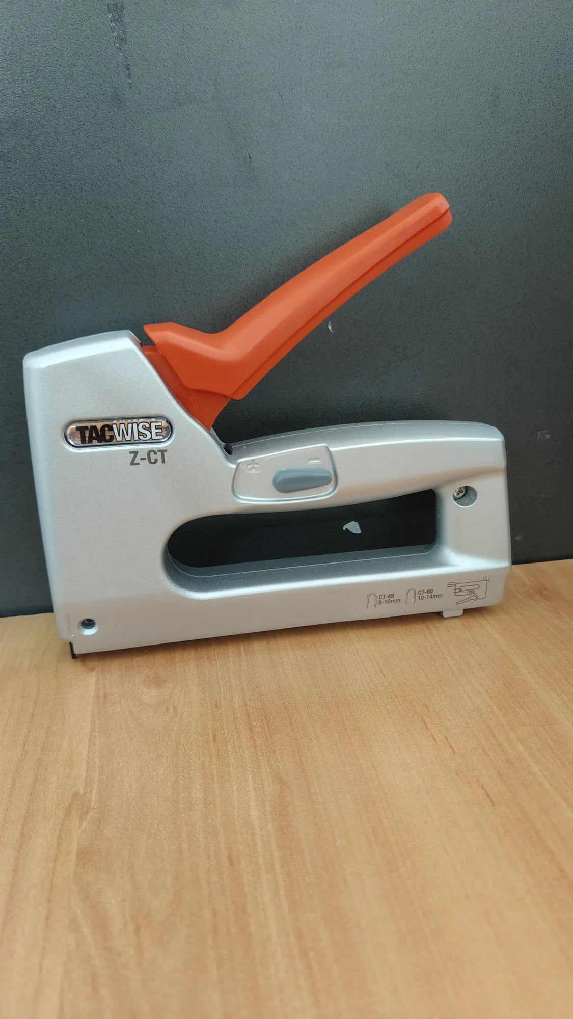 Grapadora Metálica para Cables con 4000 Grapas