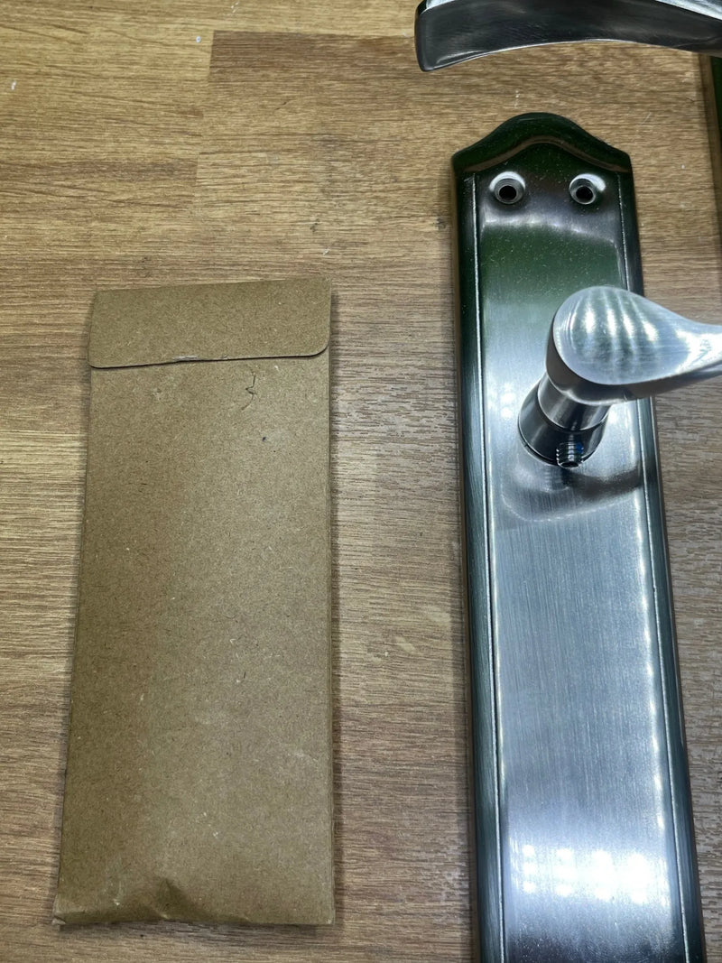 Juego de Manillas con Placa para Puerta Amig