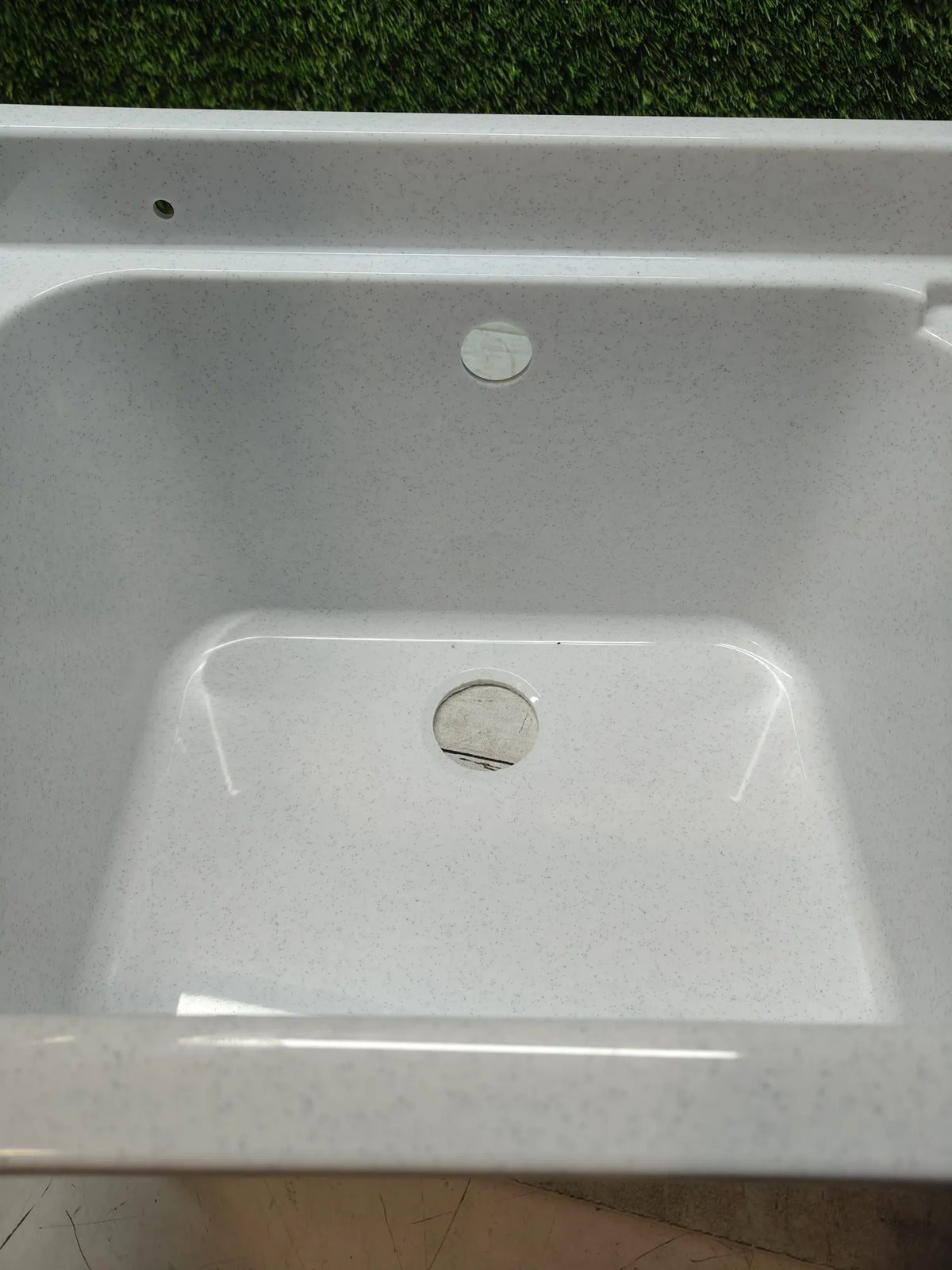 Lavabo de pared de resina Negrari