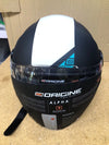 Casco de moto negro con visera