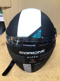 Casco de moto negro con visera