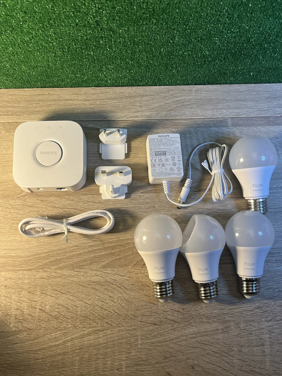 Kit Inicio: Hue Bridge + 4 bombillas led Hue Essentials