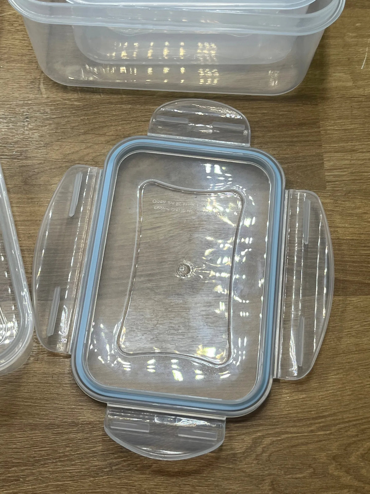 Kit de plástico con tapa
