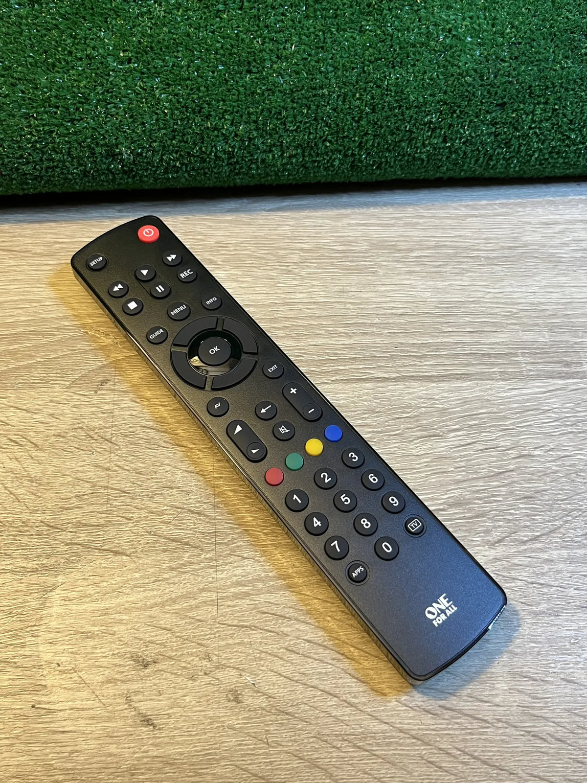 Televisor con control remoto universal One For All