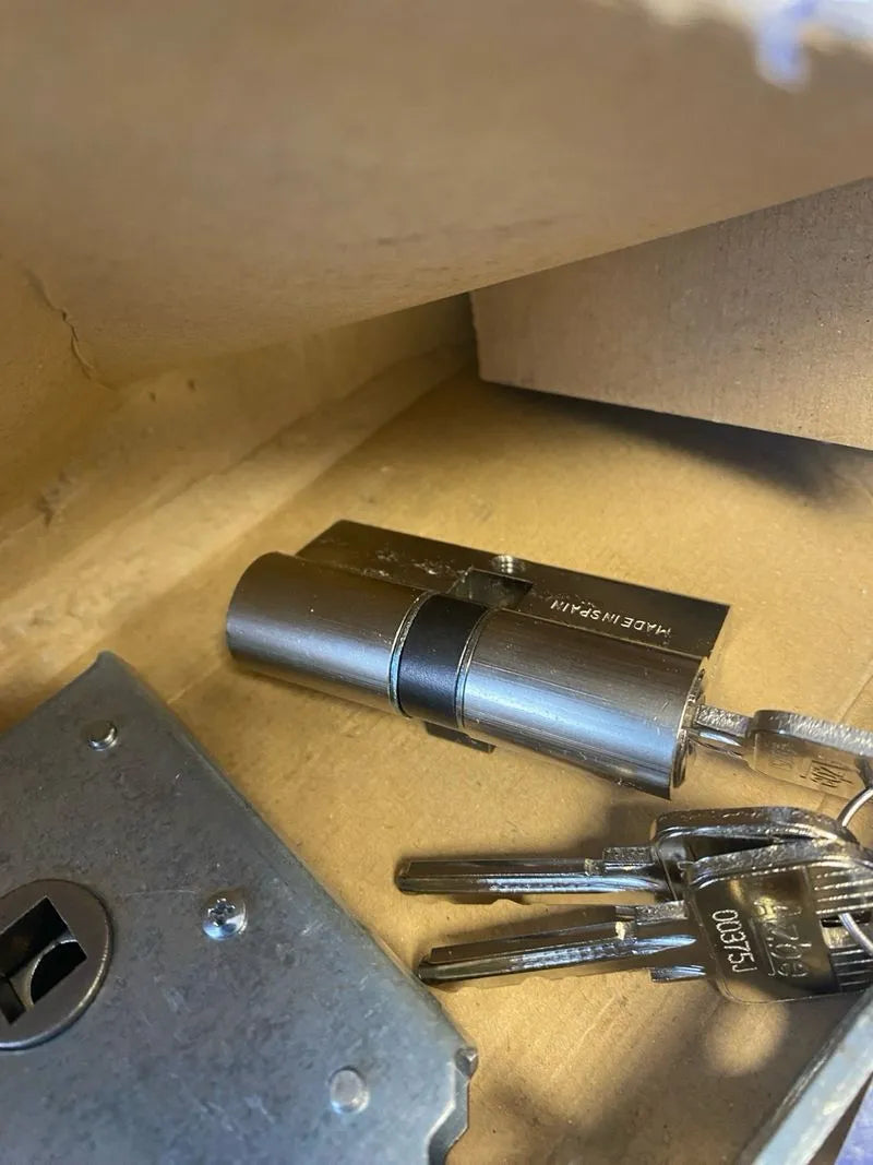 Cerradura de Embutir con Cilindro de Seguridad