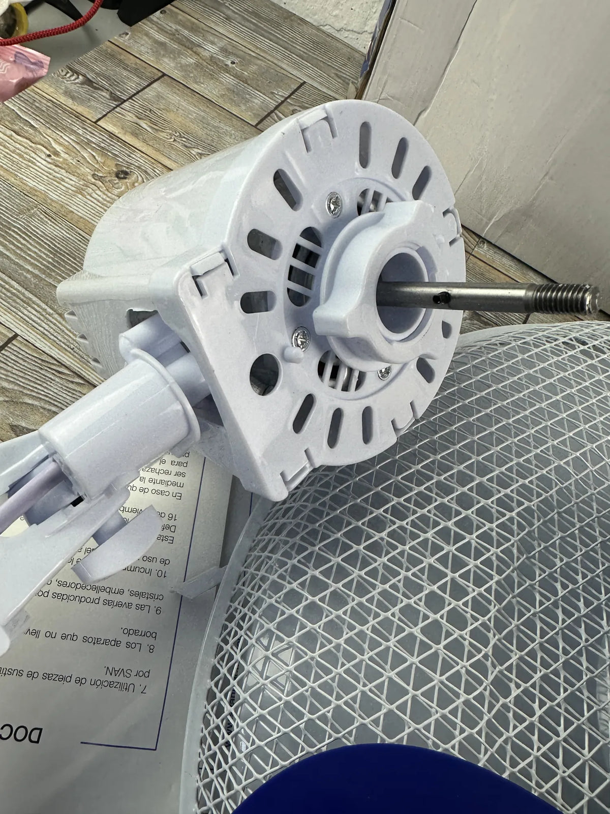 Ventilador de pie blanco