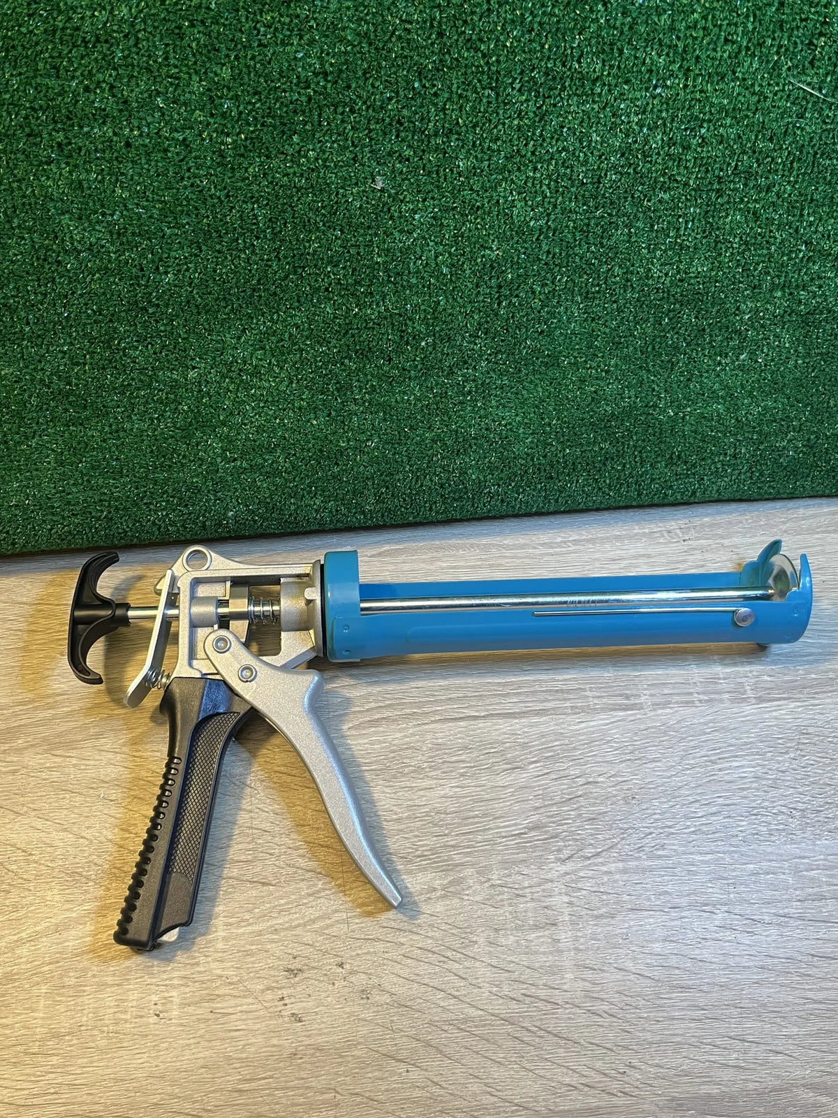 Pistola para sellado de calafateo Amazon Basics