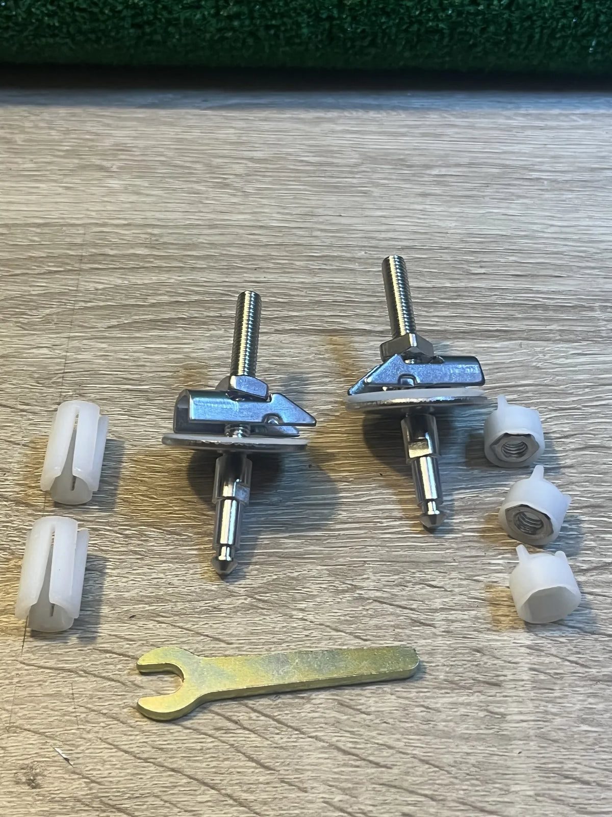 Juego de bisagras para tapa de inodoro Ideal Standard