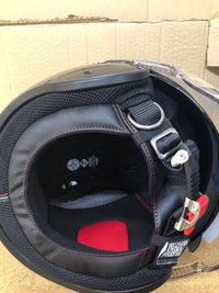 Casco de moto negro con visera Nolan