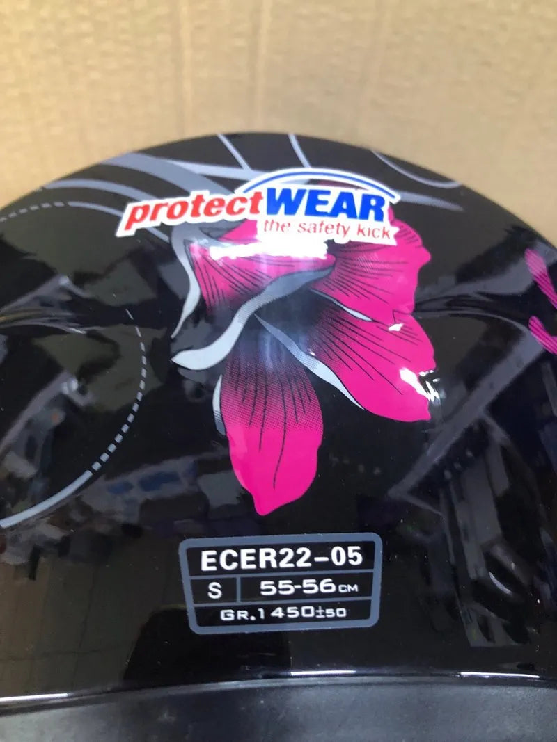 Casco de moto negro con diseño floral