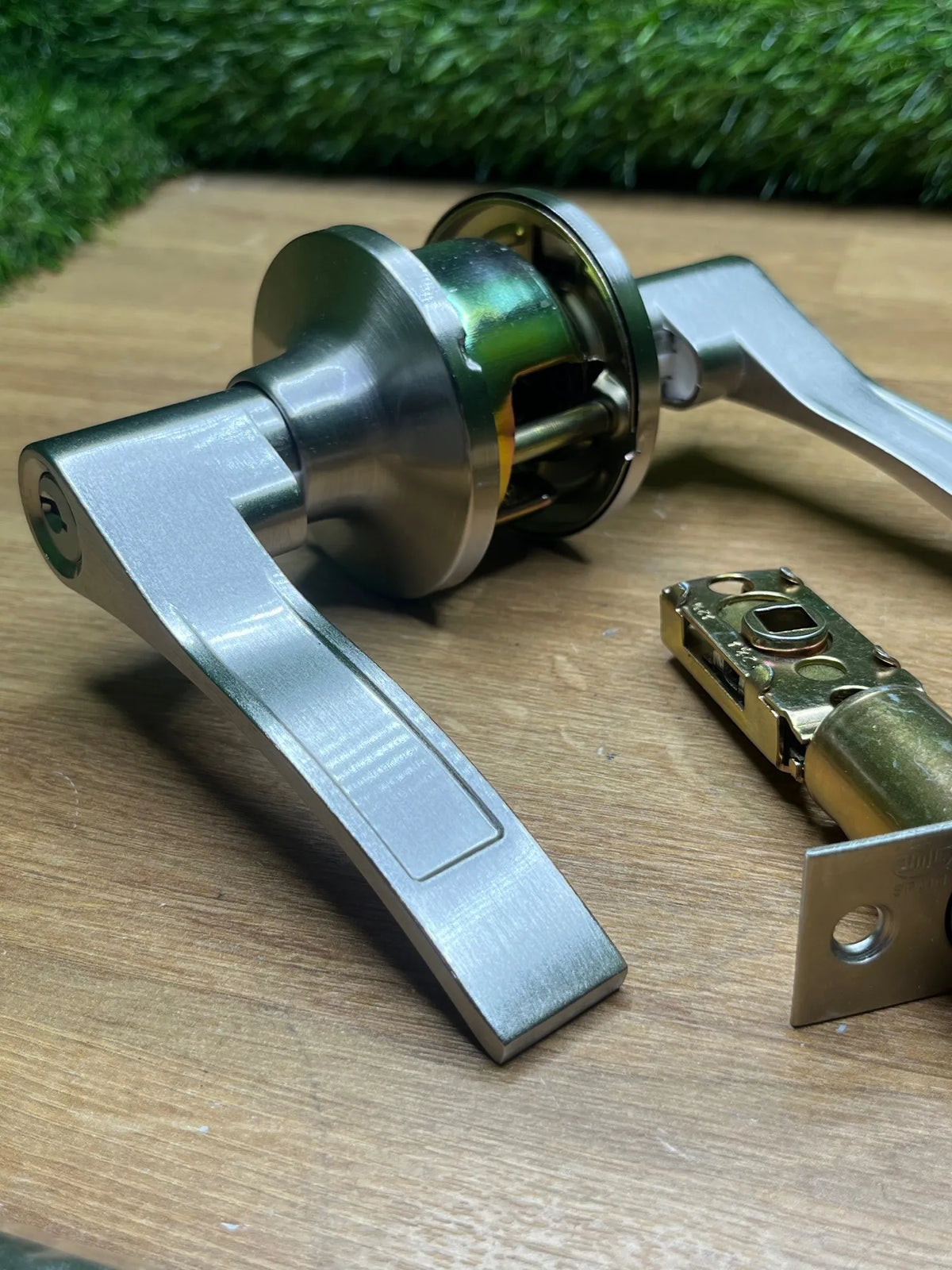 Juego de manillas con picaporte para puerta de madera mod. 710 Amig