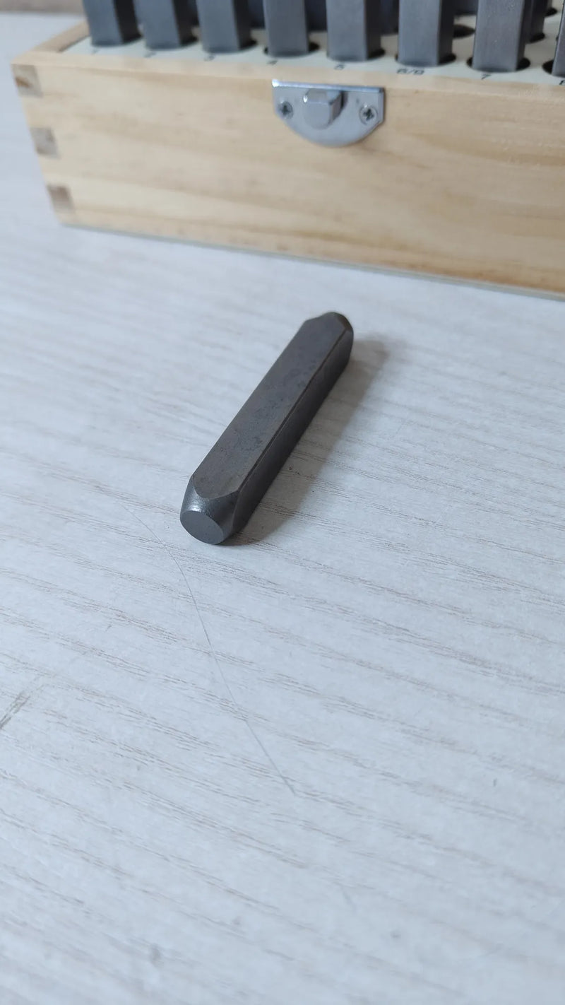 Juego de sellos de metal y de piel - 4 mm