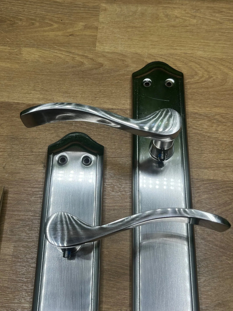 Juego de Manillas con Placa para Puerta Amig