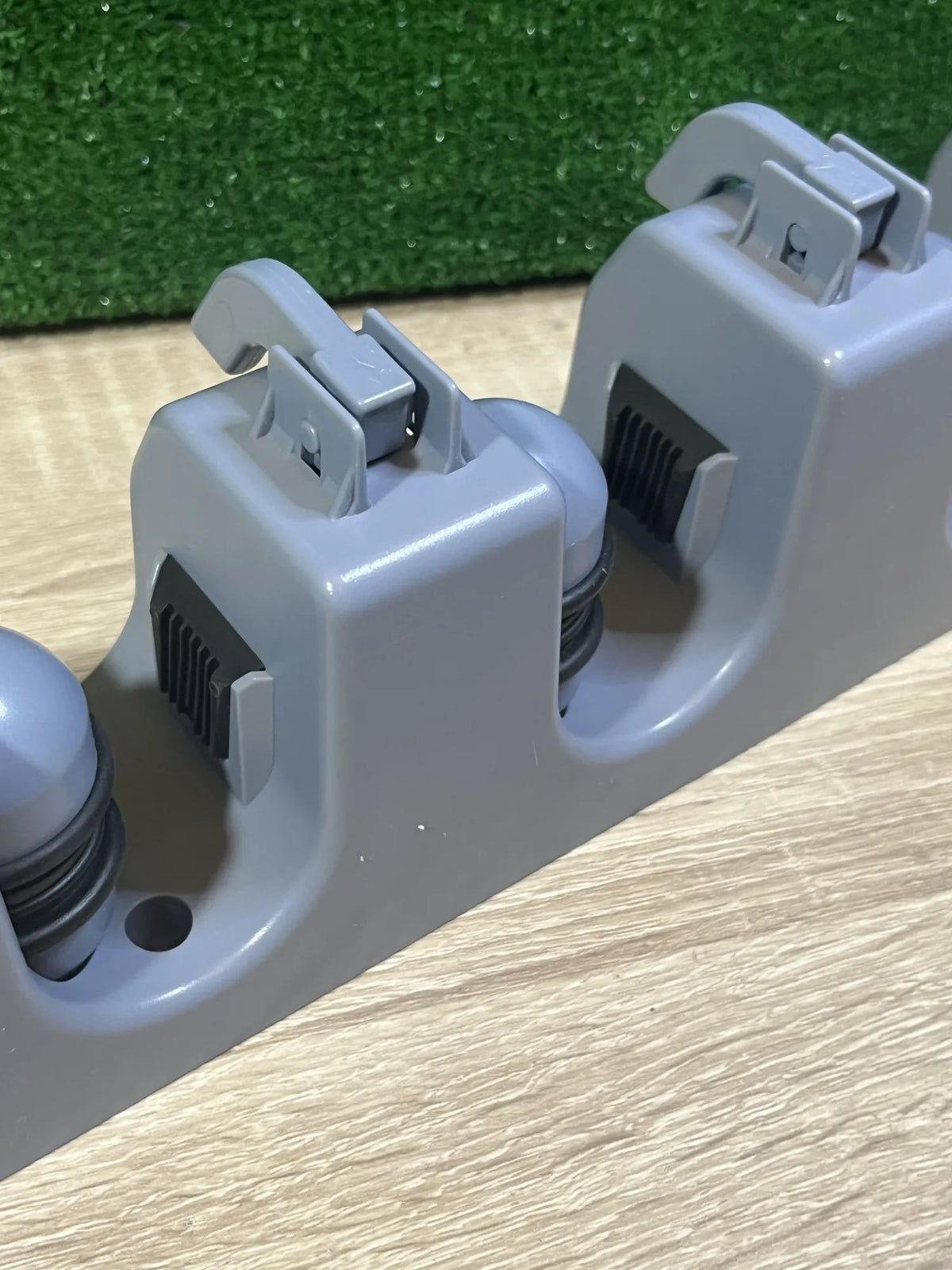 Rectángulo Soporte para escobas Amazon Basics