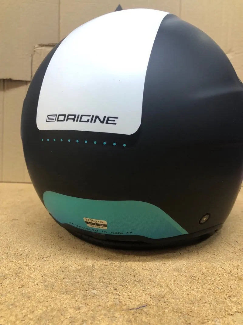 Casco de moto negro con visera