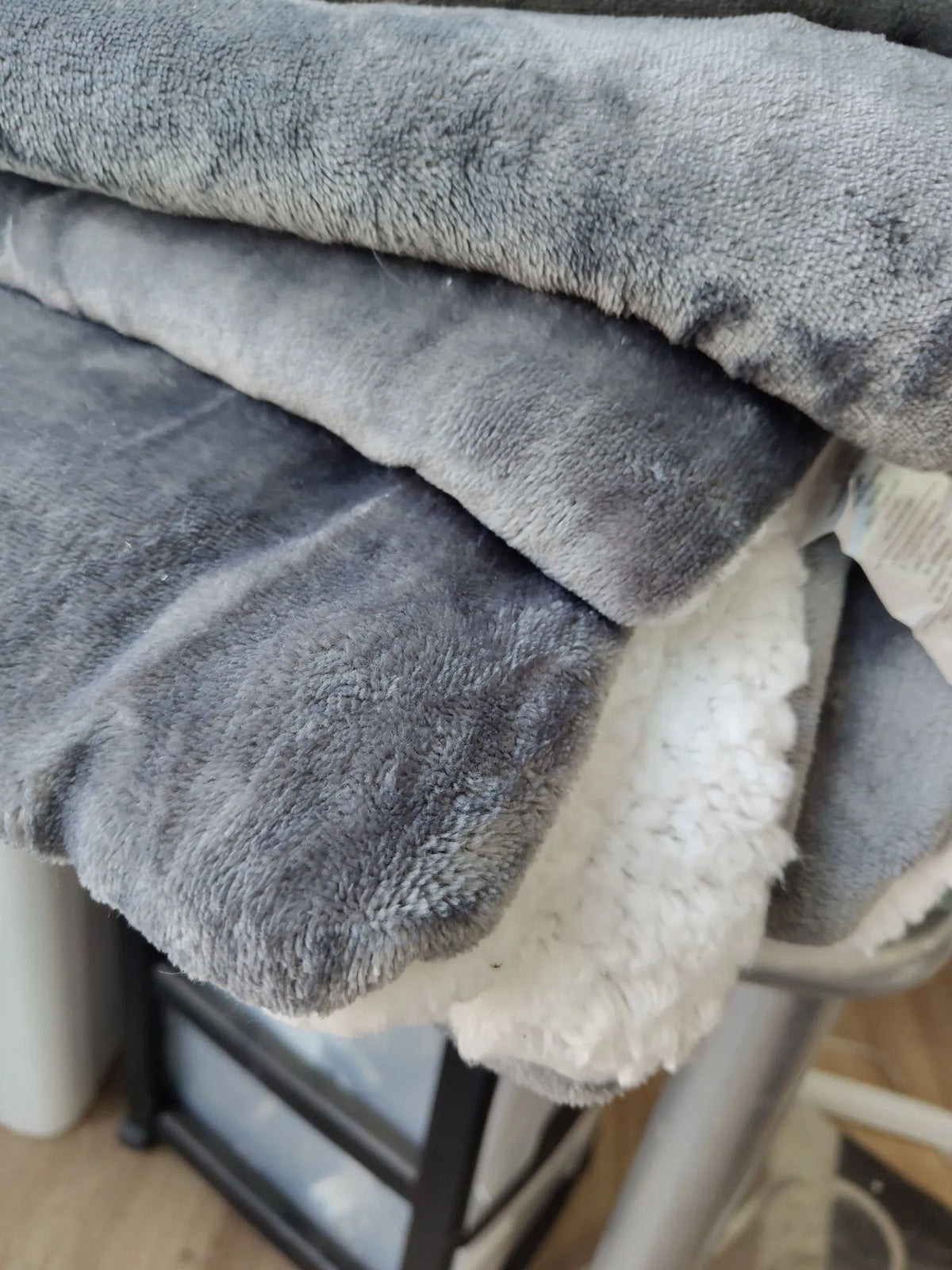 Manta reversible gris oscuro con lana
