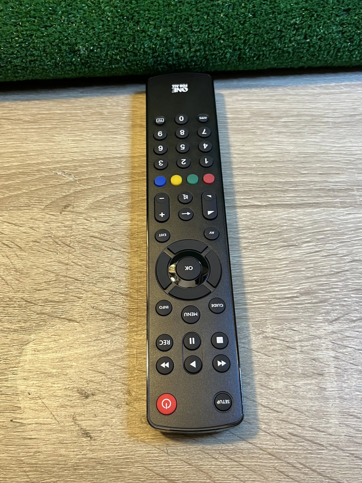 Televisor con control remoto universal One For All
