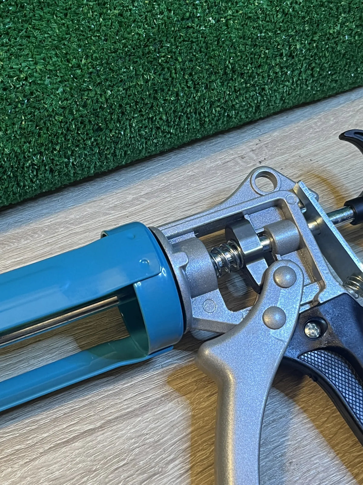 Pistola para sellado de calafateo Amazon Basics