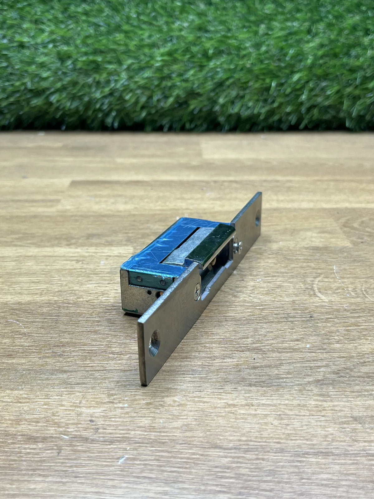 Abrepuertas Eléctrico de Embutir para Puertas Amig