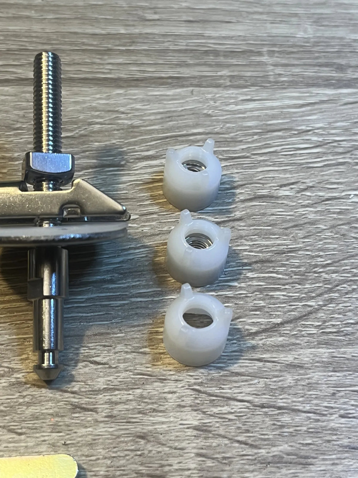 Juego de bisagras para tapa de inodoro Ideal Standard
