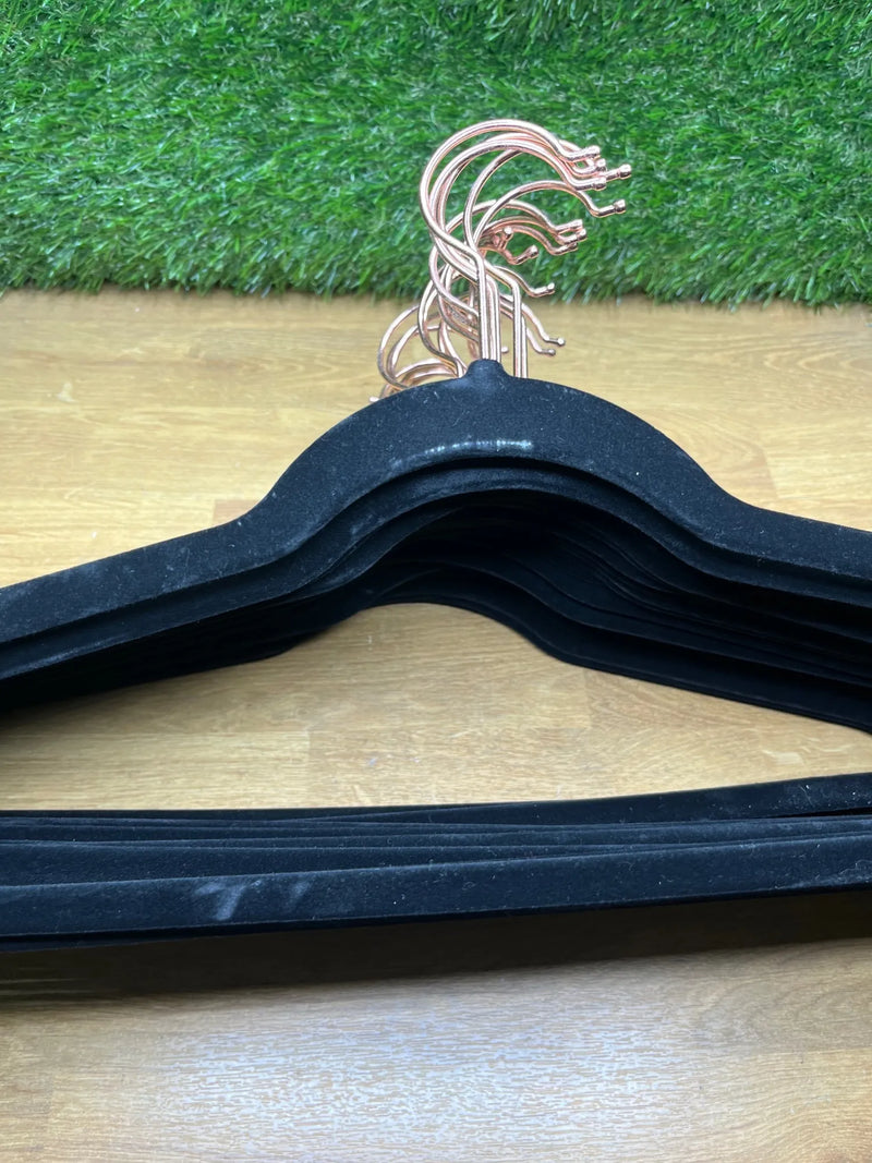 25 Perchas de terciopelo para trajes