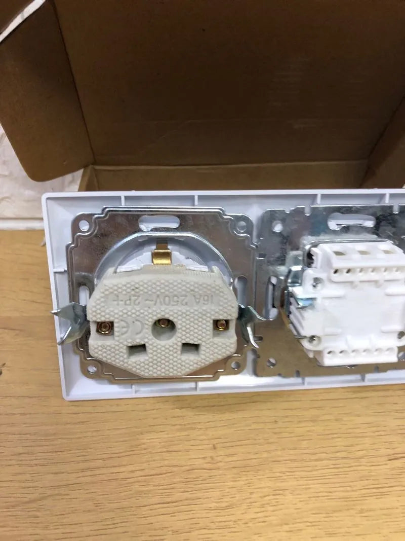Interruptor doble con base schuko