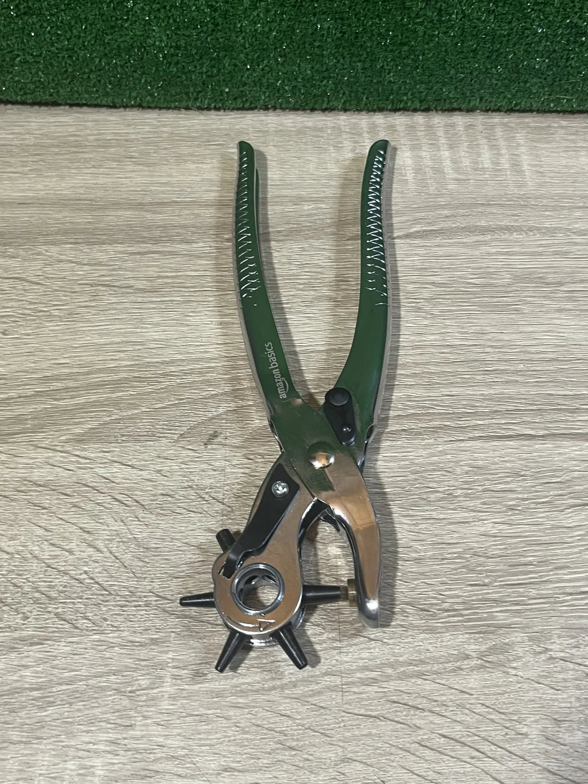 Juego de perforadora de cuero Amazon Basics